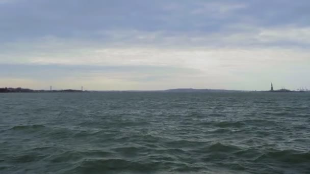 Vågorna Hudsonfloden Nedanför Och Molnig Himmel Vid Skymningen Ramar Frihetsstatyn — Stockvideo