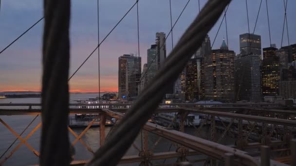 Beweging Van Camera Naar Rechts Skyline Van Manhattan Omlijsten Met — Stockvideo