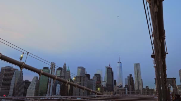 View Airplane Flying Manhattan Skyscrapers Downtown New York Sunset Brooklyn — Stock Video