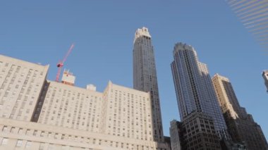 New York Ocak 2020 - Dünya Ticaret Merkezi Meydanı 'ndaki Oculus binası yakınlarındaki gökdelenlerin kamera hareketleriyle panoramik manzara. Sağa kaydır