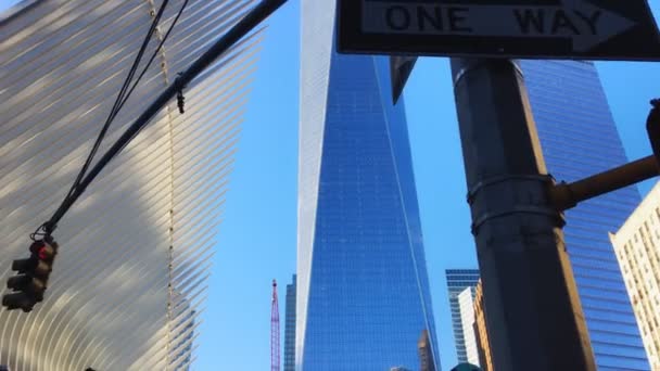全景相机在行人交通信号灯的细节上的移动 用红手将其转变为停车信号 在纽约的摩天大楼的后面 向右转 — 图库视频影像