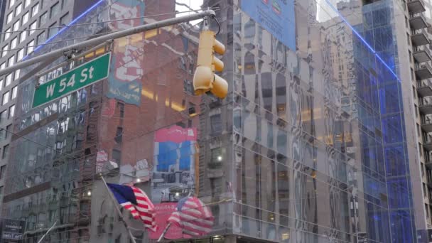 Widok Skrzyżowanie Nowego Jorku Centrum Światło Drogowe Znak Drogowy Ulicy — Wideo stockowe