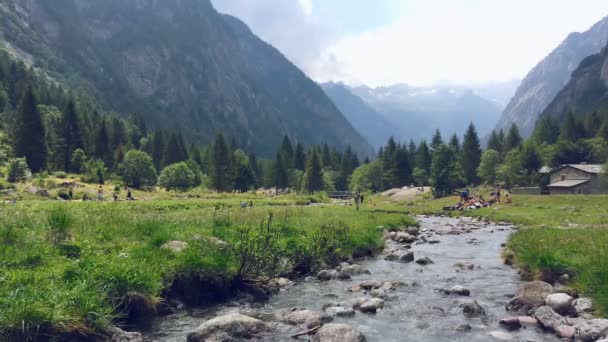 Panoramiczny Widok Niesamowitą Dolinę Włoszech Rzeką Płynącą Środku Del Prato — Wideo stockowe