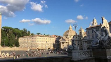 Roma 'daki Piazza del Popolo' yu çevreleyen kameranın solundaki panoramik hareket muhteşem güneşli bir günde yürüyen ve eğlenen insanlarla dolu.