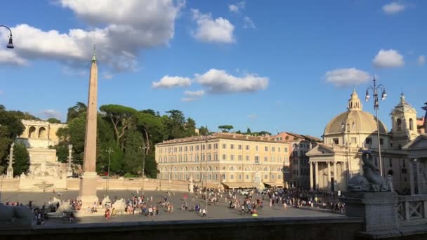 ローマのポポロ広場をフレームカメラの右側にパノラマの動き人々が歩いて 暖かい晴れた日に彼らの自由な時間を過ごす — ストック動画
