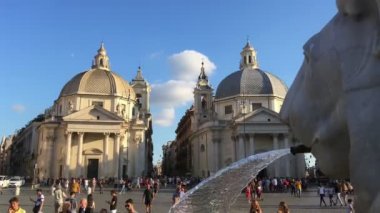 Roma - Eylül 2019 - Aslan şekilli fıskiyenin su püskürtüsüyle başlayan kamera hareketi Piazza del Popolo ve iki ikiz kilisesini ve onların kubbelerini ortaya çıkardı.