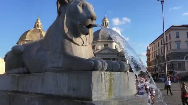 ローマ 2019 垂直カメラの動きで明らかにされている背景に前景とポポロ広場でライオンの形の噴水 — ストック動画