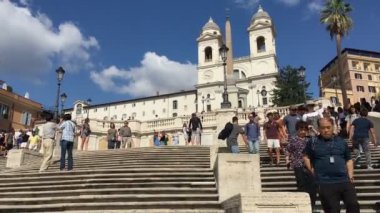 Roma - Eylül 2019 - Roma 'daki ünlü İspanyol Merdivenleri' nin basamaklarında yürüyen ve çeşitli uluslardan turistleri berrak ve güneşli bir gökyüzü altında geçen bir insanın insan bakış açısı