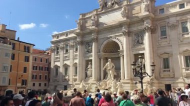 Roma - Eylül 2019 - Güneşli bir yaz gününde Trevi Çeşmesi 'ni çevreleyen turist topluluğu, bazı sokak tezgahlarından fotoğraf, selfie ve hediyelik eşya satın alarak çevreledi.