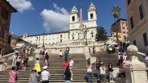 ローマ 2019 スペイン広場の手順観光客が歩いているの完全な 写真を撮影し 階段の上部にバックグラウンドで教会とその2つの塔で自撮り — ストック動画