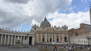 Roma - Eylül 2019 - Kameranın sağındaki hızlı panoramik hareket bulutlu bir günde Aziz Peter Meydanı 'nın turistlerle ve katedraliyle dolu olduğunu gösteriyor.