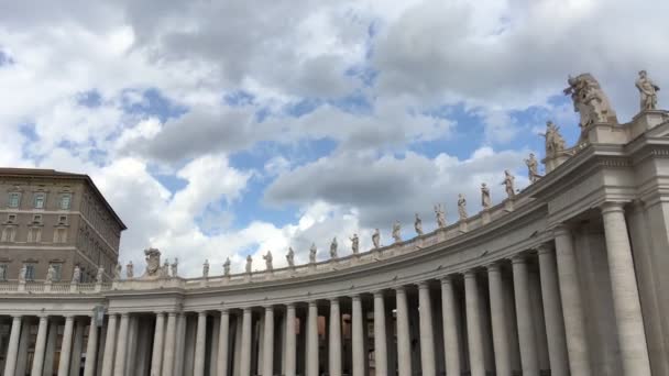 照相机右侧的全景运动 缓慢地揭示了圣彼得罗主教座堂右边柱廊的开始 在阴天里 雕像在拱廊顶上休息 — 图库视频影像