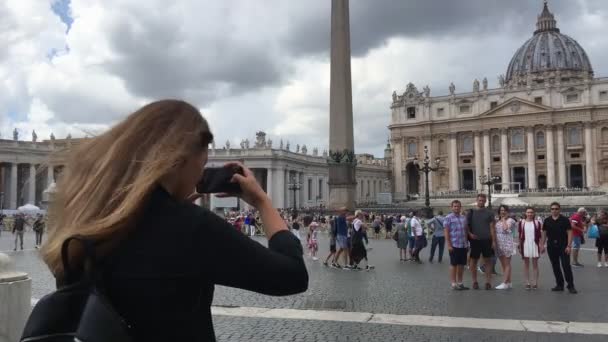 Roma Septiembre 2019 Girl Toma Una Foto Sus Amigos Plaza — Vídeo de stock