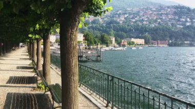 Cernobbio, Temmuz 2019 - Cernobbio 'da gölün kıyısı solda kayarak iskeleyi, kiliseyi ve tarihi merkezi gösteriyor.