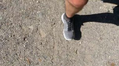 Güneşli bir günde sporcunun bakış açısından hızlı bir iz sürme görüntüsü