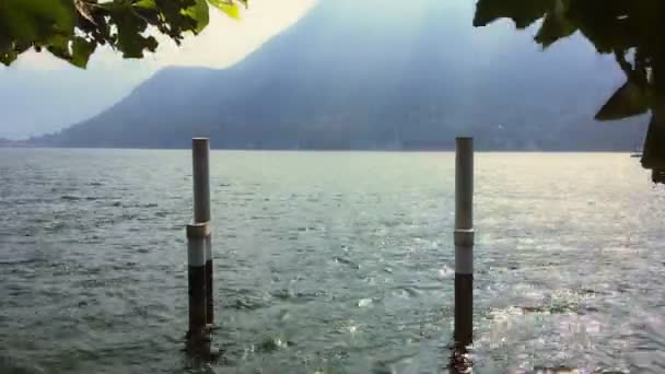 Caméra Déplace Haut Bas Sur Lac Côme Avec Des Balustrades — Video