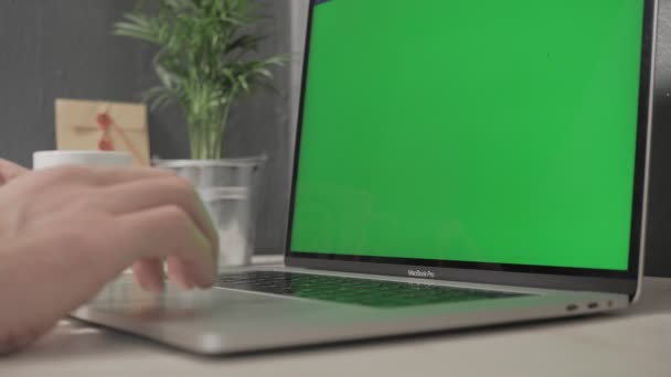 밀라노 2019 배경에 컵에서 커피를 마시면서 화면으로 노트북을 만들고 남자의 — 비디오