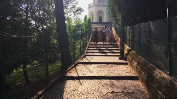 Brunate Julho 2019 Turistas Andando Nas Escadas Que Levam Farol — Vídeo de Stock