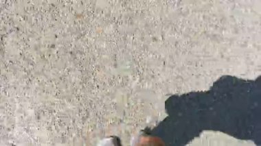 Güneşli bir günde vücut gölgesiyle koşucunun bakış açısından hızlı bir patika görüntüsü