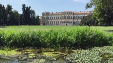 Monza, Ağustos 2019. Kraliyet sarayının göletinden, büyük çimenleri ve lüks tarihi binaları gösteren kamera yükseliyor. Kamera doldur.