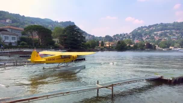 Como Juli 2019 Gele Watervliegtuig Vertrekt Een Zonnige Dag Vanaf — Stockvideo