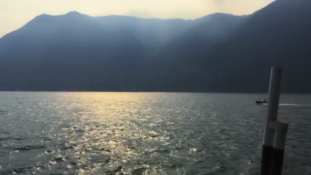 Bateau Moteur Passe Rapidement Sur Les Eaux Lac Côme Jetée — Video