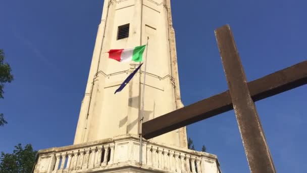 Brunate Julho 2019 Torre Farol Alessandro Volta Com Bandeiras Itália — Vídeo de Stock