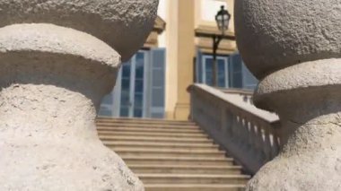 Monza, Ağustos 2019 - Monza kraliyet villası merdivenlerin mermer süslemelerinin ardından görülüyor.