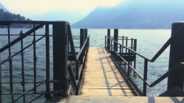 Como Gölü 'nün rıhtımındaki ahşap yol. Kamera sağa kaydır