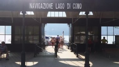 Cernobbio, Temmuz 2019. İnsanlar Como Gölü 'ndeki Cernobbio feribot istasyonundan denize açılıyorlar.