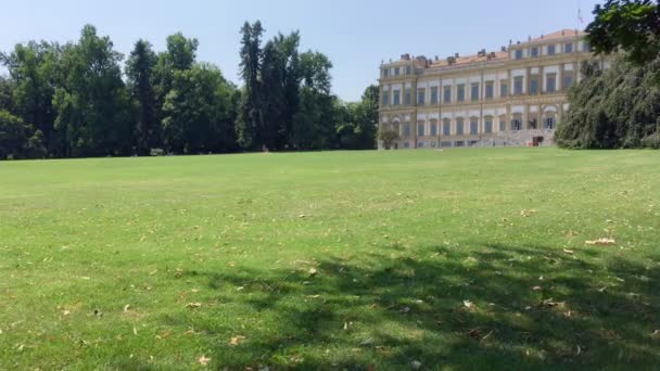 Monza Sierpień 2019 Park Pałacu Królewskiego Monzy Dużym Trawnikiem Słoneczny — Wideo stockowe