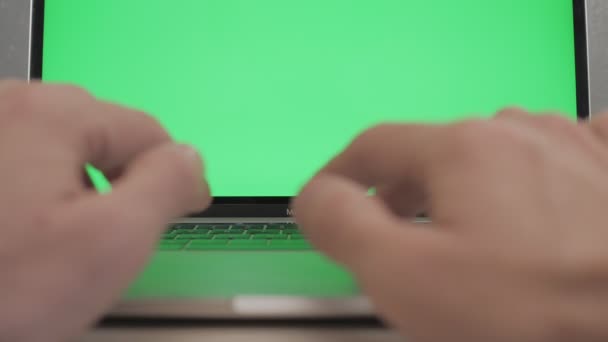 ミラノ 2019年12月 キーボードを入力し 緑の画面でノートパソコンのトラックパッドを使用している男性の視点 モニターを閉じたとき マックブックの後ろにコーヒーのカップが表示されます — ストック動画