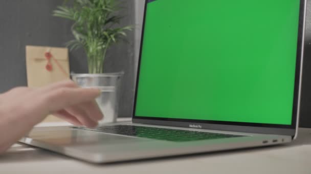 Mediolan Grudzień 2019 Ręka Młodego Człowieka Pracuje Swoim Laptopie Zielonym — Wideo stockowe