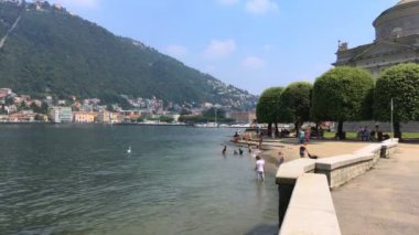 Como, Temmuz 2019 - turistler Alessandro Volta Müzesi yakınlarındaki küçük bir sahilde Como Gölü 'nün tadını çıkarıyorlar.
