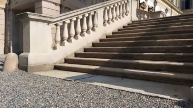 Monza, Ağustos 2019 - Güneşli bir günde Monza kraliyet sarayının merdivenlerinin zemin katı.