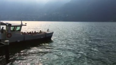 Cernobbio, Temmuz 2019 - Turistlerle dolu feribot Como Gölü 'ndeki Cernobbio limanından kalkıyor.