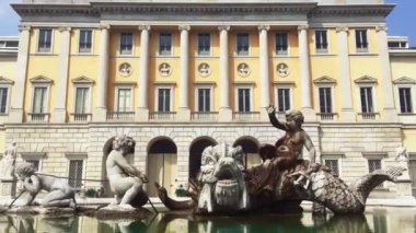 Como, Temmuz 2019 - Villa olmo ve çeşme spreyi. Kamera solda.