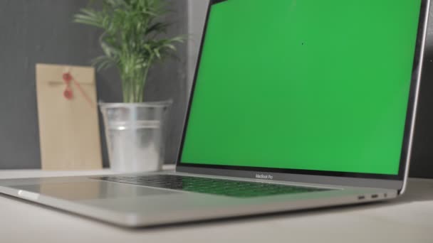 Mediolan Grudzień 2019 Mężczyzna Klika Ręką Gzymsie Laptopa Macintosh Zielonym — Wideo stockowe
