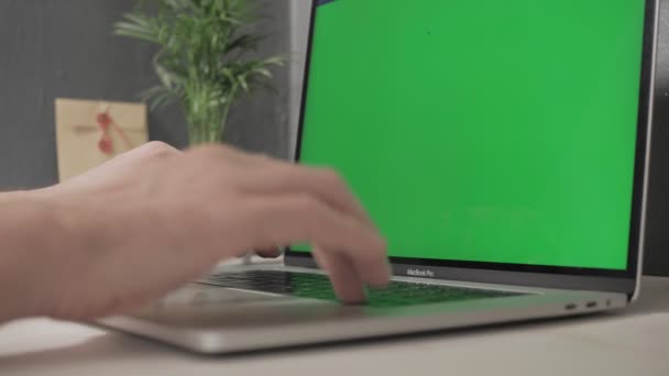 Milão Dezembro 2019 Programador Trabalha Laptop Com Tela Verde Usando — Vídeo de Stock