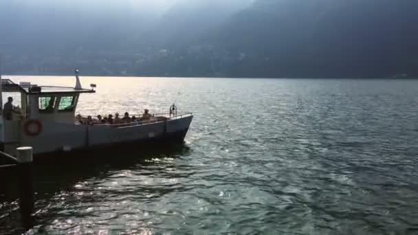 Черноббио Июль 2019 Паром Туристами Покидает Порт Черноббио Озере Комо — стоковое видео