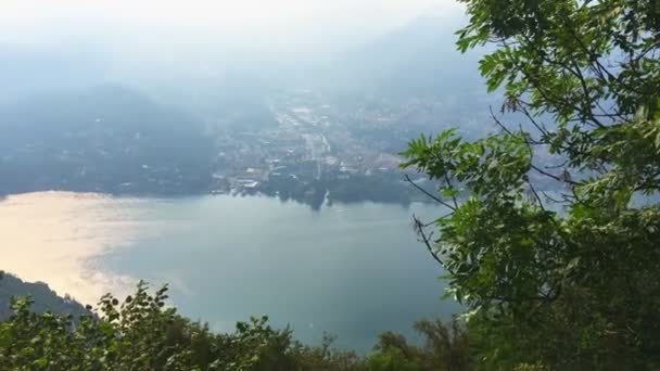 从布鲁内特灯塔到科莫湖岸的场景 相机盘左边 — 图库视频影像