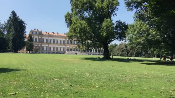 Monza Sierpień 2019 Turyści Relaksują Się Słońcu Parku Pałacu Królewskiego — Wideo stockowe