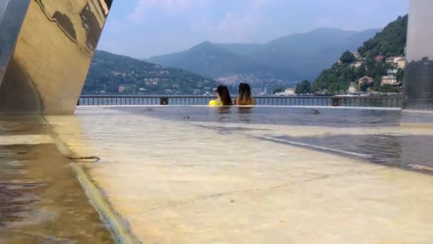 กสาวน งอย ปลายสะพานเท าของทะเลสาบโคโม ใกล — วีดีโอสต็อก