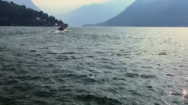 Turistlerle dolu bir gemi Cernobbio dağlarındaki Como Gölü 'nün sularına açılır.