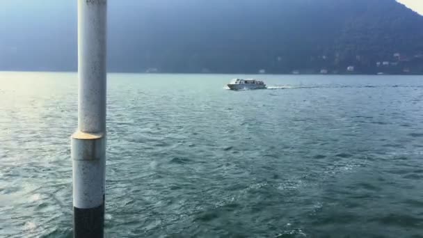 Motoscafo Con Turisti Naviga Nelle Acque Del Lago Como Vicino — Video Stock