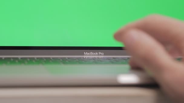 2019年12月 一名男子手部的特写 他使用的是带有绿色屏幕和最终一代触摸屏的Macbook Pro的触摸板 然后关闭笔记本电脑监视器 — 图库视频影像