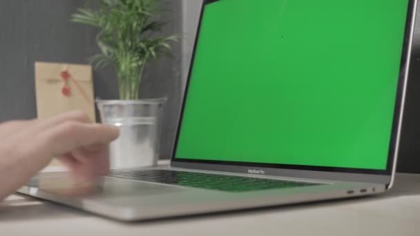 Milan Prosinec 2019 Laptopu Pracuje Ruka Mladého Muže Zelenou Obrazovkou — Stock video