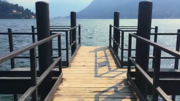 Promenade Jetée Cernobbio Sur Lac Côme Tandis Que Caméra Avance — Video