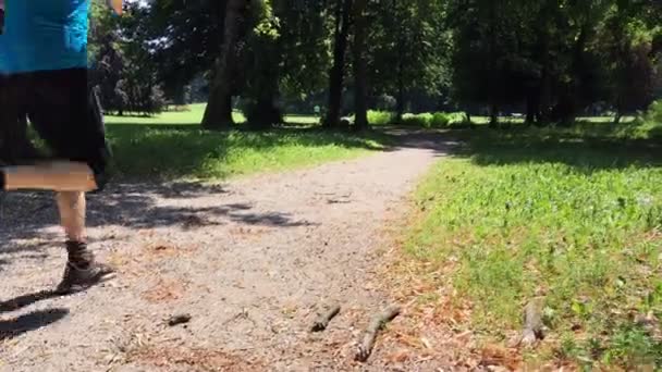 Menino Com Camisa Azul Corre Caminho Parque Enquanto Câmera Sobe — Vídeo de Stock