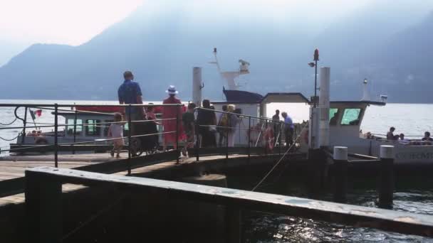 Cernobbio Juli 2019 Turister Kliver Färjan Från Träbron Vid Comosjön — Stockvideo